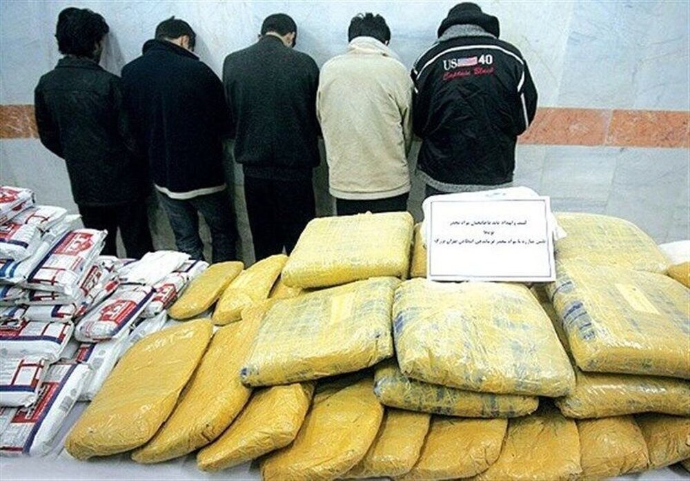 خودرو سواری با بیش از ۷۰۰ کیلوگرم مواد مخدر ، توقیف شد خودرو سواری با بیش از ۷۰۰ کیلوگرم مواد مخدر ، توقیف شد