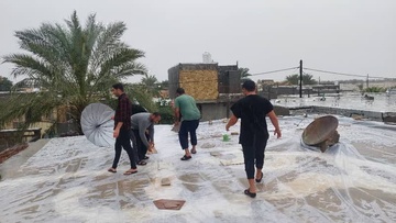 حضور جهادی جوانان بسیجی پایگاه شهید غضنفری در کمک‌رسانی به منازل آسیب‌دیده