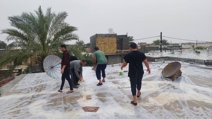 حضور جهادی جوانان بسیجی پایگاه شهید غضنفری در کمک‌رسانی به منازل آسیب‌دیده