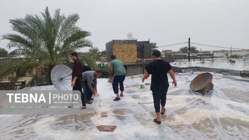 حضور جهادی جوانان بسیجی پایگاه شهید غضنفری در کمک‌رسانی به منازل آسیب‌دیده