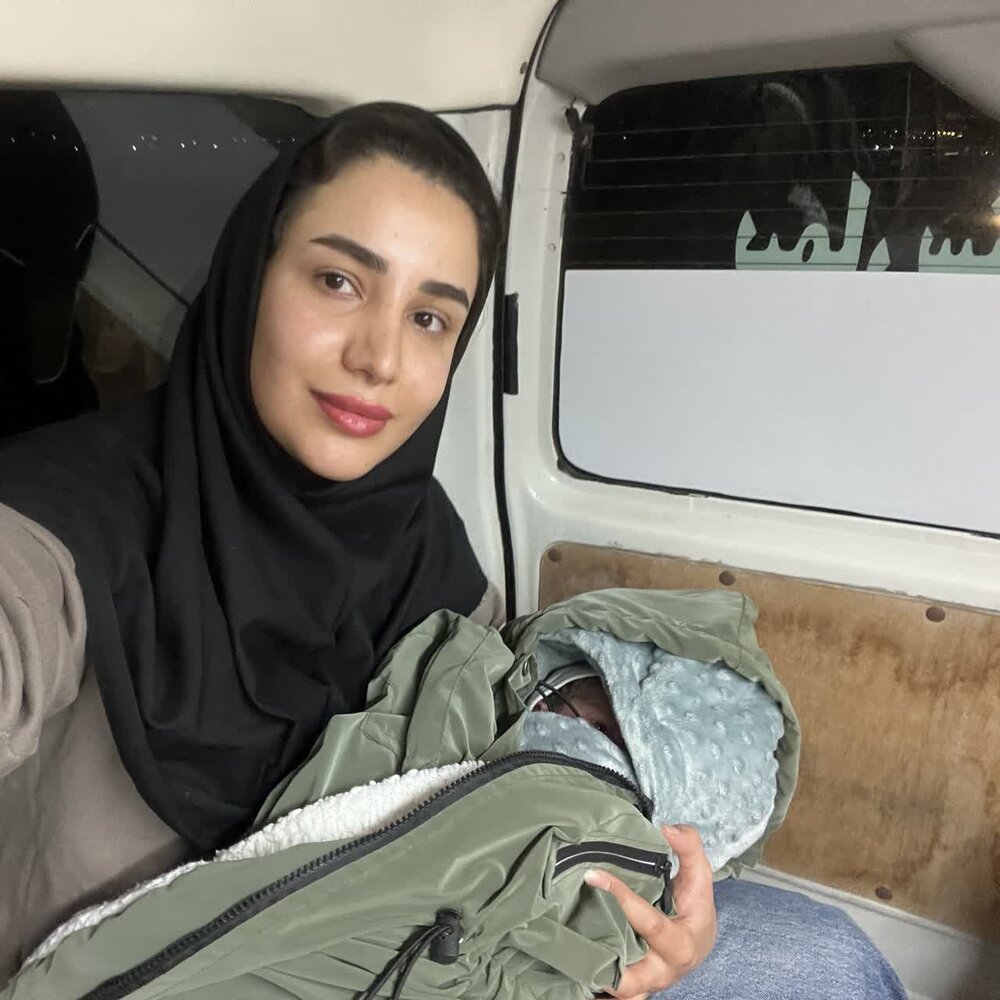 وقتی جاده، اتاق زایمان شد؛ میان اضطراب و حمله دشمن؛ نوزاد سرپل ذهابی در آمبولانس متولد شد وقتی جاده، اتاق زایمان شد؛ میان اضطراب و حمله دشمن؛ نوزاد سرپل ذهابی در آمبولانس متولد شد