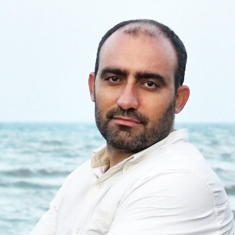 تهران جان ، تو از این پس ، خاک سرخ گونی داری که سرشار از سترگی و پاکی و پایمردی است . تهران جان ، تو از این پس ، خاک سرخ گونی داری که سرشار از سترگی و پاکی و پایمردی است .