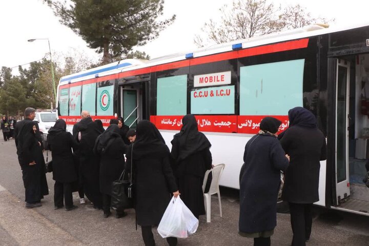 ارایه خدمات درمانی جمعه  غریبان  در گلزار شهدای  توسط جمعیت هلال احمر استان کرمانشاه