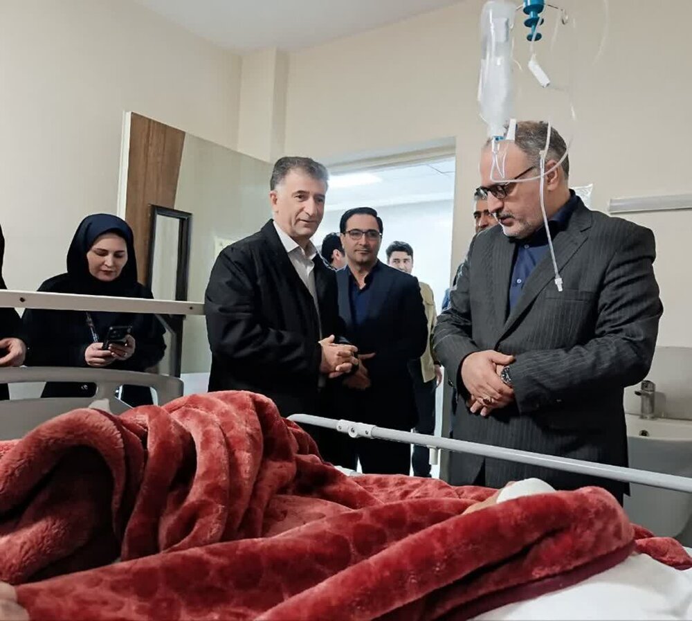 رئیس کل دادگستری استان کرمانشاه با حضور در یکی از مراکز درمانی این شهر از بخشهای مختلف بیمارستان بازدید و از بیماران عیادت کرد. رئیس کل دادگستری استان کرمانشاه با حضور در یکی از مراکز درمانی این شهر از بخشهای مختلف بیمارستان بازدید و از بیماران عیادت کرد.