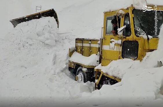 سقوط بهمن در گردنه ژالانه/رانندگان با احتیاط تردد کنند