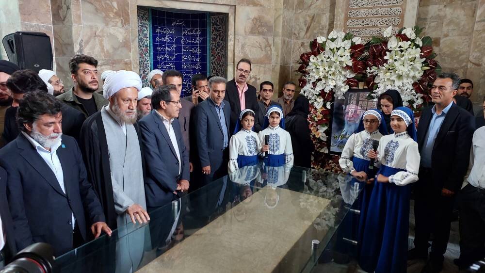 آرامگاه سعدی در شیراز گلباران شد آرامگاه سعدی در شیراز گلباران شد