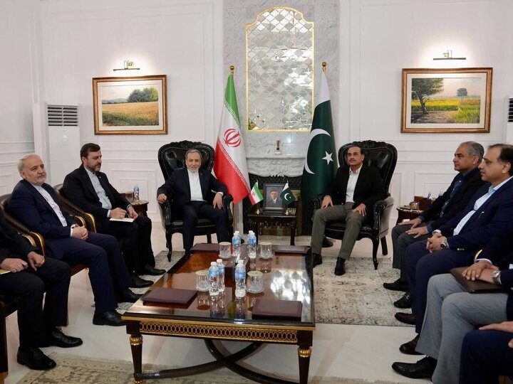 دیدار وزیر امور خارجه ایران با فرمانده ارتش پاکستان