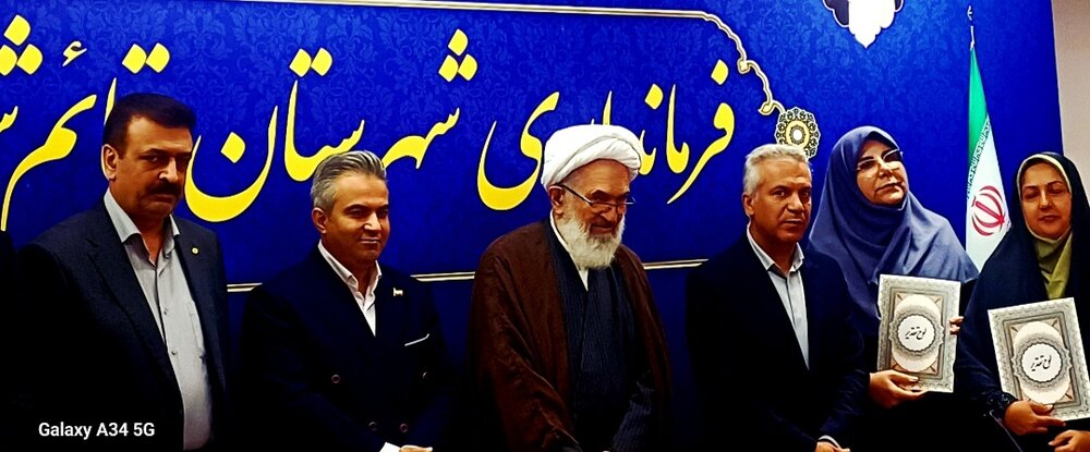تجلیل ۲۰ معلم نمونه شهرستانی و استانی در فرمانداری قایمشهر/ معلمان، علاوه بر دغدغه کلاس دغدغهی میدان نیز دارند تجلیل ۲۰ معلم نمونه شهرستانی و استانی در فرمانداری قایمشهر/ معلمان، علاوه بر دغدغه کلاس دغدغهی میدان نیز دارند