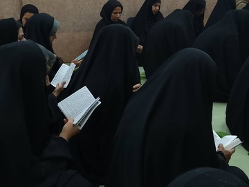 نجوای نیایش عاشقانه دعای  عرفه در حسینیه مسلم بن عقیل شهر مُهر استان فارس / عکاس زهرا صالحی