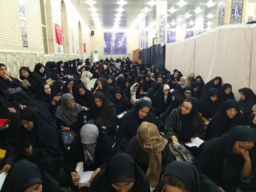 نجوای نیایش عاشقانه دعای  عرفه در حسینیه مسلم بن عقیل شهر مُهر استان فارس / عکاس زهرا صالحی