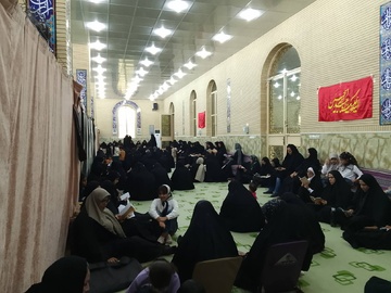 نجوای نیایش عاشقانه دعای  عرفه در حسینیه مسلم بن عقیل شهر مُهر استان فارس / عکاس زهرا صالحی