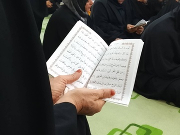 نجوای نیایش عاشقانه دعای  عرفه در حسینیه مسلم بن عقیل شهر مُهر استان فارس / عکاس زهرا صالحی