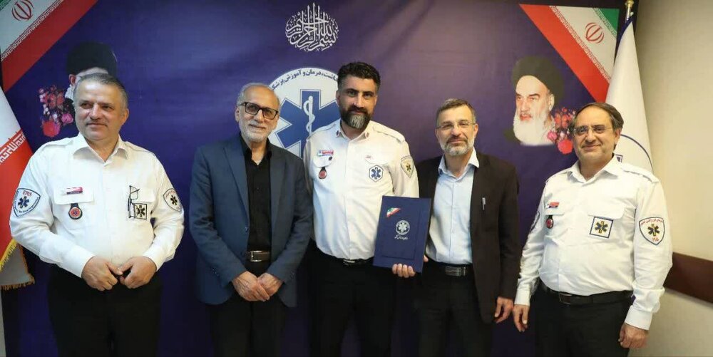 درخشش روابط عمومی اورژانس کرمانشاه در سطح ملی؛ تقدیر از علیرضا کهریزی در همایش برترینهای کشور درخشش روابط عمومی اورژانس کرمانشاه در سطح ملی؛ تقدیر از علیرضا کهریزی در همایش برترینهای کشور