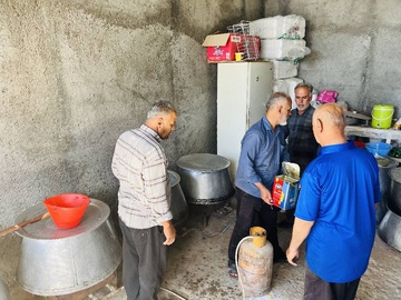پخت و توزیع ۲۵۰۰ پرس غذای نذری به همت گروه جهادی شهید حاج قاسم سلیمانی شهرستان مهر در شب عید غدیر خم در حاشیه تجمعات میدانیعکاس : سیدمحمدرضا حسینی