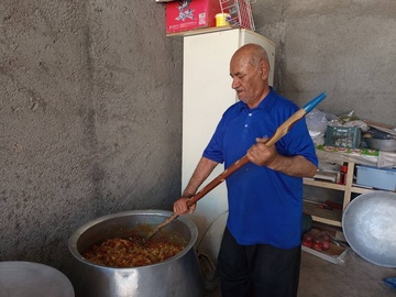پخت و توزیع ۲۵۰۰ پرس غذای نذری به همت گروه جهادی شهید حاج قاسم سلیمانی شهرستان مهر در شب عید غدیر خم در حاشیه تجمعات میدانیعکاس : سیدمحمدرضا حسینی