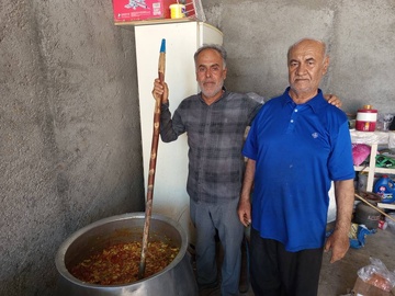 پخت و توزیع ۲۵۰۰ پرس غذای نذری به همت گروه جهادی شهید حاج قاسم سلیمانی شهرستان مهر در شب عید غدیر خم در حاشیه تجمعات میدانیعکاس : سیدمحمدرضا حسینی