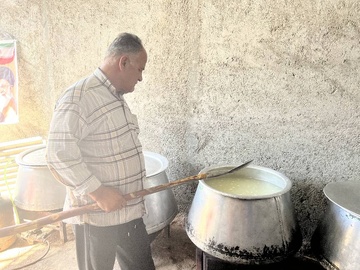 پخت و توزیع ۲۵۰۰ پرس غذای نذری به همت گروه جهادی شهید حاج قاسم سلیمانی شهرستان مهر در شب عید غدیر خم در حاشیه تجمعات میدانیعکاس : سیدمحمدرضا حسینی