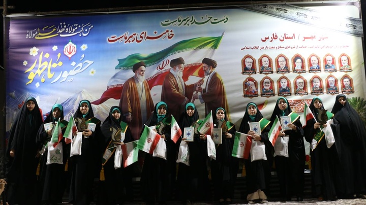 تجلیل از ۱۰ بانوی حافظ کل قرآن کریم در صد و سومین شب تجمعات ولایی شهرستان مُهر / عکاس زهرا صالحی