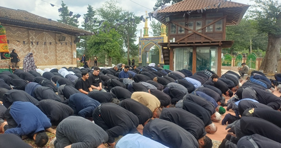 شور و شعور حسینی در روستای پرچینگ/ اقامه نماز ظهر عاشورا در قائمشهر