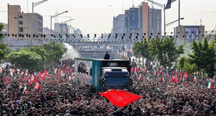 پیکر رهبر شهید ایران پس از تشییع با بالگرد بدرقه می‌شود