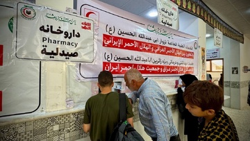 خدمت‌رسانی امدادگران هلال‌احمر به زائران کربلا