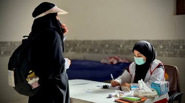 خدمت‌رسانی امدادگران هلال‌احمر به زائران کربلا