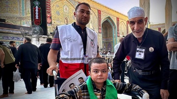 خدمت‌رسانی امدادگران هلال‌احمر به زائران کربلا