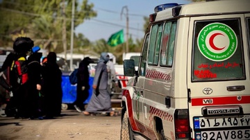 خدمت‌رسانی امدادگران هلال‌احمر به زائران کربلا