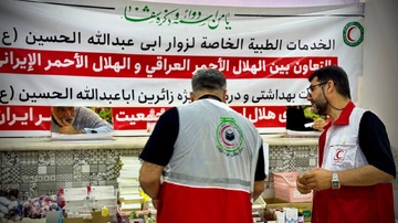 خدمت‌رسانی امدادگران هلال‌احمر به زائران کربلا