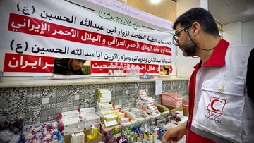 خدمت‌رسانی امدادگران هلال‌احمر به زائران کربلا