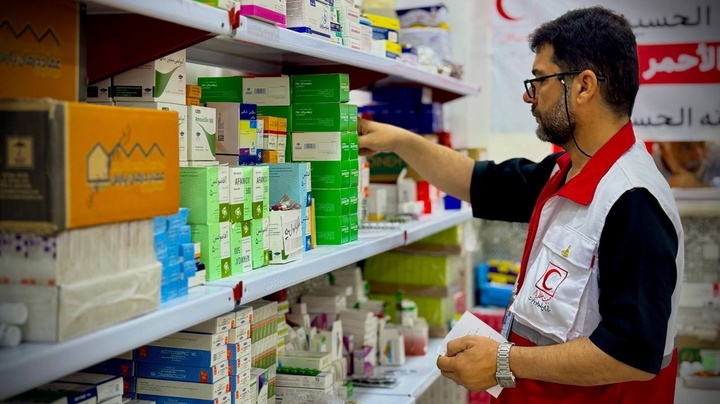 خدمت‌رسانی امدادگران هلال‌احمر به زائران کربلا