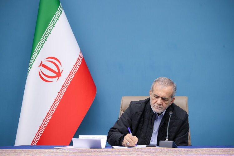 رئیس‌جمهور پزشکیان در پیام‌هایی جداگانه از همسران و خانواده‌های معظم دولت‌مردان شهید تجلیل کرد