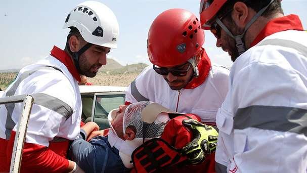 امدادرسانی نجاتگران هلال احمر به مصدومین حادثه اتوبوس اتباع