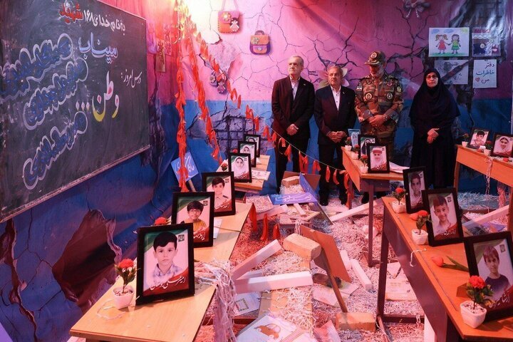 ادای احترام رئیسجمهور به دانشآموزان شهید مدرسه میناب ادای احترام رئیسجمهور به دانشآموزان شهید مدرسه میناب