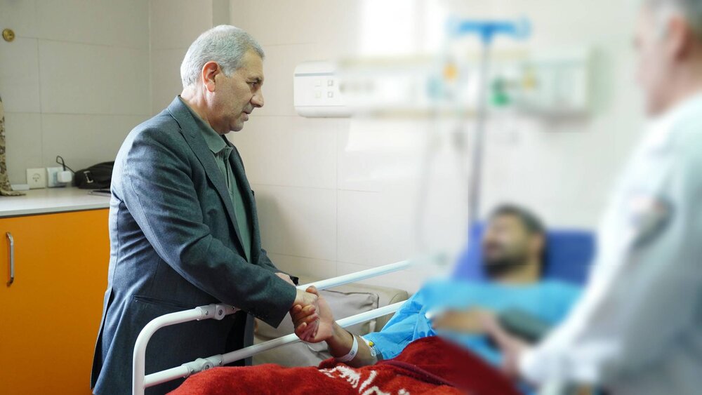 عیادت رئیس دانشگاه علوم پزشکی شیراز از کارشناس آسیب‌دیده اورژانس ۱۱۵