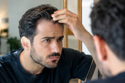 اشتباه کوچکی در جلوی پیشانی که چهره را تا ۱۰ سال پیرتر نشان می‌دهد!