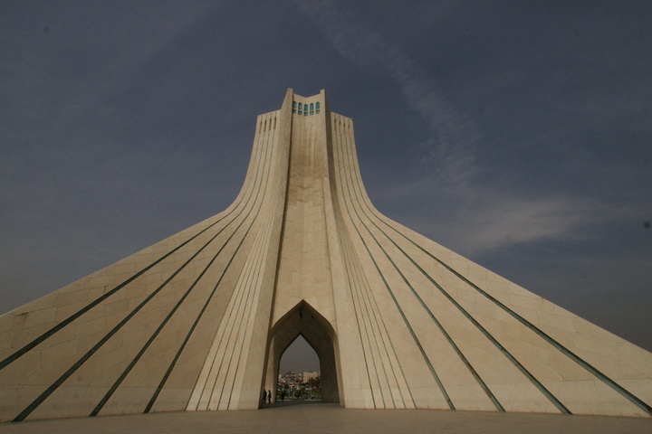 برج آزادی؛ روایت هویت تهران در قاب معماری