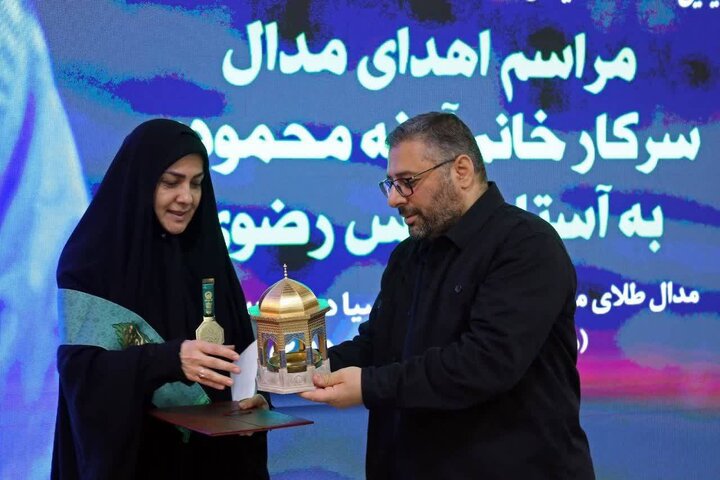 اهدای یادگار تاریخی فوتسال بانوان ایران به آستان قدس رضوی