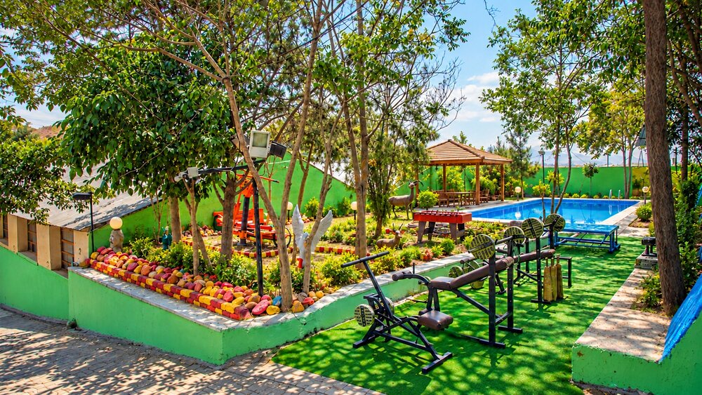 محوطه ورزش مرکز راهی به سوی نور با استخر پر از آب، آلاچیق چوبی و فضای سبز