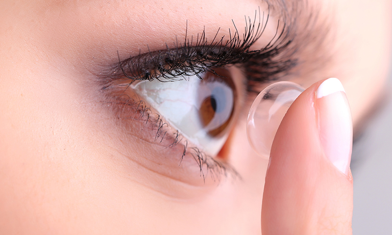 عوارض و خطرات استفاده از لنز چشم