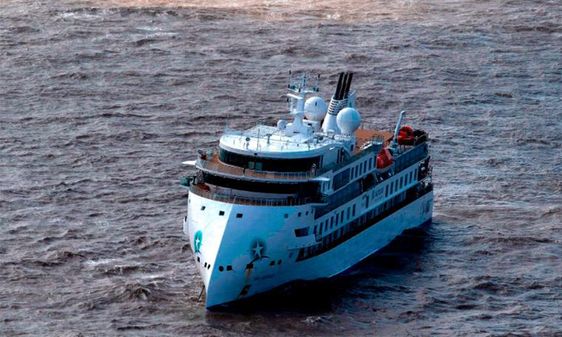مسافرین از کشتی مسافرتی قطب جنوب تخلیه می‌شوند