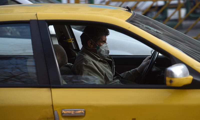 نصب کارت واکسن رانندگان بر تاکسی‌های کرمان الزامی شد