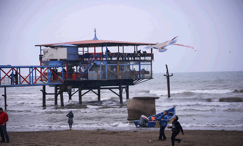 سواحل مازندران با رعایت پروتکل ها ی بهداشتی باز است