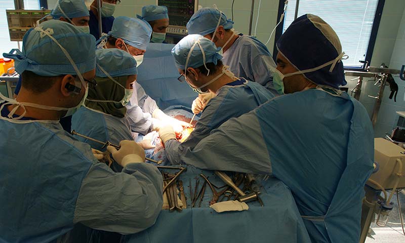 عمل تعویض مفصل زانو در بیمارستان حضرت زهرا(س) فریمان با موفقیت انجام شد