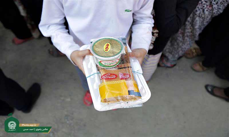 توزیع 1500 پرس غذای متبرک حضرت رضا(ع) در روستاهای حاشیه شهر مشهد