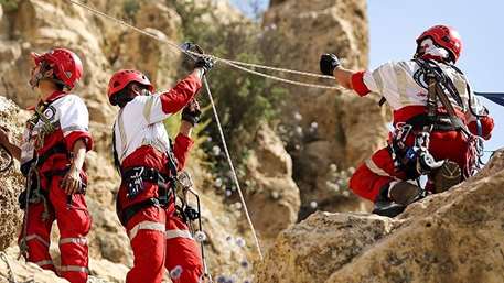 امداد رسانی هلال احمر به 3 فرد گیر افتاده در ارتفاعات کوه چرمین سیروان