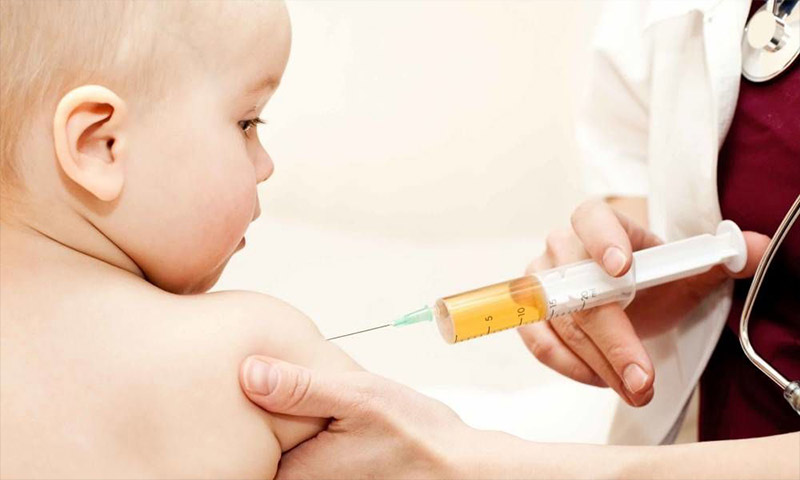 تأخیر والدین در انجام واکسن کودکان به بهانه گذر از بحران کرونا مورد تأیید نیست