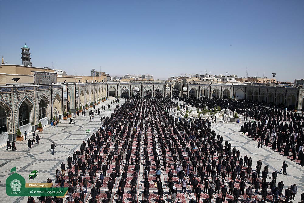 اقامه نماز ظهر تاسوعای حسینی در حرم مطهر رضوی