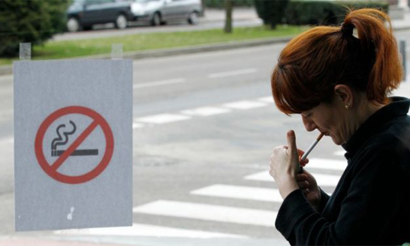 اسپانیا سیگار کشیدن را به دلیل همه‌گیری ممنوع کرد