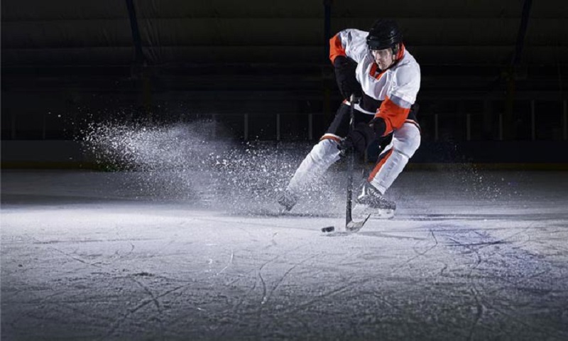 ورزشکاران اسکیت هاکی روی یخ تست انتخابی تیم ملی می دهند